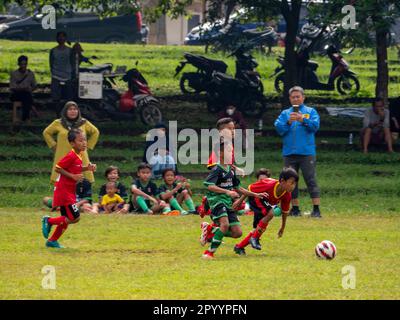 Jakarta, Indonesien-29. April 2023: Asiatische Kinder spielen Fußball Stockfoto
