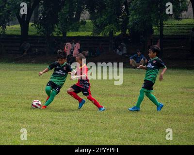 Jakarta, Indonesien-29. April 2023: Asiatische Kinder spielen Fußball Stockfoto