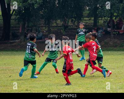 Jakarta, Indonesien-29. April 2023: Asiatische Kinder spielen Fußball Stockfoto