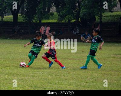 Jakarta, Indonesien-29. April 2023: Asiatische Kinder spielen Fußball Stockfoto