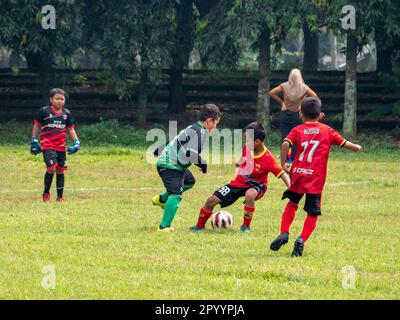 Jakarta, Indonesien-29. April 2023: Asiatische Kinder spielen Fußball Stockfoto