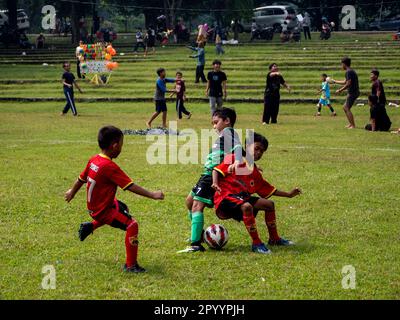 Jakarta, Indonesien-29. April 2023: Asiatische Kinder spielen Fußball Stockfoto