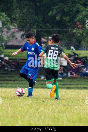 Jakarta, Indonesien-29. April 2023: Asiatische Kinder spielen Fußball Stockfoto