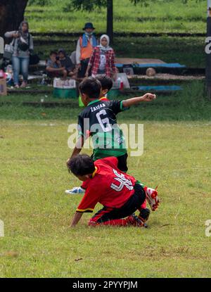Jakarta, Indonesien-29. April 2023: Asiatische Kinder spielen Fußball Stockfoto