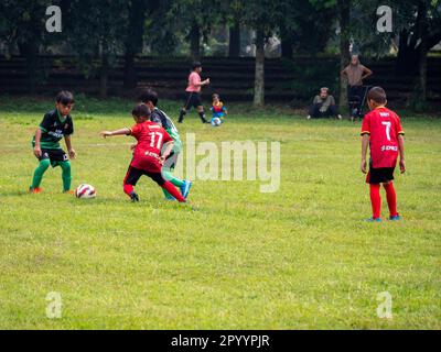 Jakarta, Indonesien-29. April 2023: Asiatische Kinder spielen Fußball Stockfoto