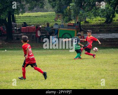 Jakarta, Indonesien-29. April 2023: Asiatische Kinder spielen Fußball Stockfoto