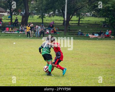 Jakarta, Indonesien-29. April 2023: Asiatische Kinder spielen Fußball Stockfoto