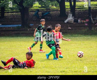 Jakarta, Indonesien-29. April 2023: Asiatische Kinder spielen Fußball Stockfoto