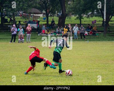 Jakarta, Indonesien-29. April 2023: Asiatische Kinder spielen Fußball Stockfoto