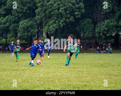 Jakarta, Indonesien-29. April 2023: Asiatische Kinder spielen Fußball Stockfoto