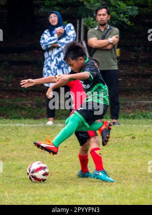 Jakarta, Indonesien-29. April 2023: Asiatische Kinder spielen Fußball Stockfoto