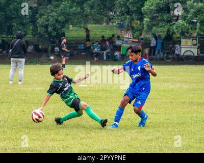 Jakarta, Indonesien-29. April 2023: Asiatische Kinder spielen Fußball Stockfoto