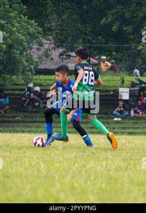 Jakarta, Indonesien-29. April 2023: Asiatische Kinder spielen Fußball Stockfoto