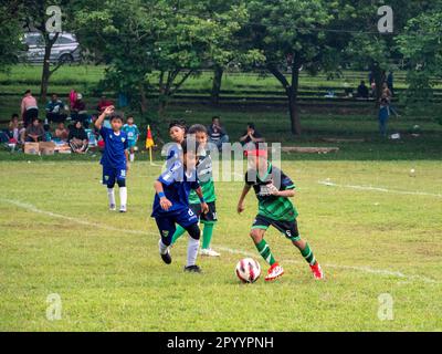 Jakarta, Indonesien-29. April 2023: Asiatische Kinder spielen Fußball Stockfoto