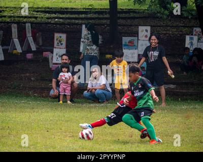 Jakarta, Indonesien-29. April 2023: Asiatische Kinder spielen Fußball Stockfoto