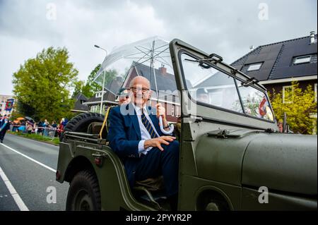 Pieter van Vollenhoven Jr., der Ehemann der niederländischen Prinzessin Margriet, wird während der Parade mit einem Regenschirm gesehen. Wageningen, auch bekannt als die „Stadt der Befreiung“, ist besonders mit den Gedenktagen hier am 4. Und 5. Mai verbunden, da die Kapitulation, die den Zweiten Weltkrieg in den Niederlanden beendete, in der Stadt unterzeichnet wurde. Am Tag der Befreiung wird jedes Jahr die Befreiungsparade, oder „Bevrijdingsdefilé“ auf Niederländisch, gefeiert und vereint Veteranen und Militärnachfolger, um all jenen Tribut zu zollen, die während des Zweiten Weltkriegs ihr Leben gegeben haben. In diesem Jahr waren auch 17 britische Veteranen herzlich willkommen Stockfoto