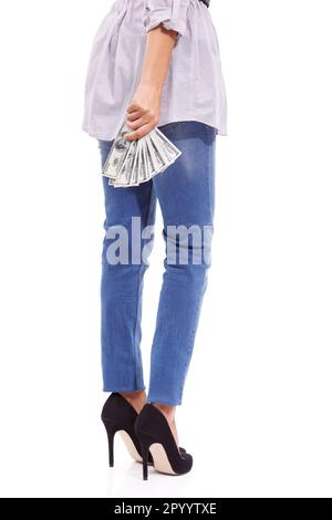 Sie bekam diesen Monat etwas mehr Geld... kurze Sicht auf die Beine und die Hand einer Frau, während sie einen Haufen Bargeld in der Hand hält - isoliert auf Weiß. Stockfoto