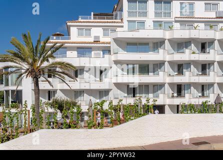 Portocolom, Spanien; april 23 2023: Fassade eines weißen Touristenhotels in der mallorquinischen Stadt Portocolom, Spanien Stockfoto