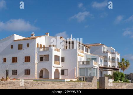 Portocolom, Spanien; april 23 2023: Fassade eines weißen Touristenhotels in der mallorquinischen Stadt Portocolom, Spanien Stockfoto