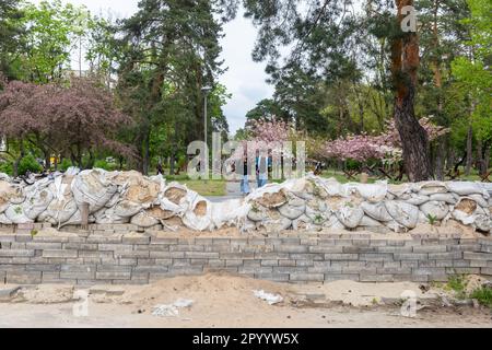 Kiew, Ukraine. 04. Mai 2023. Betonplatten und Sandsäcke sind in den Gassen des Parks zu sehen. Sakura blühte im Kyoto-Park in Kiew auf. Der Kyoto Park in Kiew ist eine kleine japanische Insel inmitten der ukrainischen Hauptstadt. Es ist die längste Sakura-Allee in der Ukraine, etwa einen Kilometer lang, wurde gepflanzt, Sakura-Bäume blühen nicht lange - nur zwei Wochen von Ende April bis Anfang Mai. Kyoto Park war der Ort der Verteidigungslinie Kiews und es gibt zahlreiche Befestigungsanlagen. (Foto: Mykhaylo Palinchak/SOPA Images/Sipa USA) Guthaben: SIPA USA/Alamy Live News Stockfoto