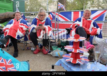 London, Großbritannien. 5. Mai 2023. In der Mall vor der Krönung von König Charles III. Campen viele Anhänger der königlichen Familie in London, die rot, weiß und blau patriotische Kleidung tragen. Credit: Paul Brown/Alamy Live News Stockfoto