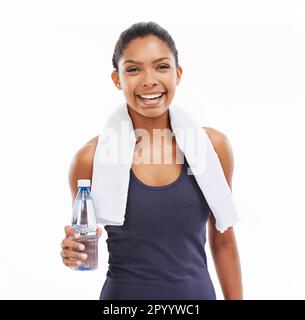Rehydrieren nach dem Training und beleben das Training. Eine junge Frau, die nach einem anregenden Training eine Flasche Wasser in der Hand hält. Stockfoto