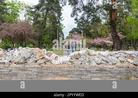Kiew, Ukraine. 4. Mai 2023. Betonplatten und Sandsäcke sind in den Gassen des Parks zu sehen. Sakura blühte im Kyoto-Park in Kiew auf. Der Kyoto Park in Kiew ist eine kleine japanische Insel inmitten der ukrainischen Hauptstadt. Es ist die längste Sakura-Allee in der Ukraine, etwa einen Kilometer lang, wurde gepflanzt, Sakura-Bäume blühen nicht lange - nur zwei Wochen von Ende April bis Anfang Mai. Kyoto Park war der Ort der Verteidigungslinie Kiews und es gibt zahlreiche Befestigungsanlagen. (Credit Image: © Mykhaylo Palinchak/SOPA Images via ZUMA Press Wire) NUR REDAKTIONELLE VERWENDUNG! Nicht für den kommerziellen GEBRAUCH! Stockfoto