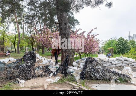 Kiew, Ukraine. 4. Mai 2023. Betonplatten und Sandsäcke sind in den Gassen des Parks zu sehen. Sakura blühte im Kyoto-Park in Kiew auf. Der Kyoto Park in Kiew ist eine kleine japanische Insel inmitten der ukrainischen Hauptstadt. Es ist die längste Sakura-Allee in der Ukraine, etwa einen Kilometer lang, wurde gepflanzt, Sakura-Bäume blühen nicht lange - nur zwei Wochen von Ende April bis Anfang Mai. Kyoto Park war der Ort der Verteidigungslinie Kiews und es gibt zahlreiche Befestigungsanlagen. (Credit Image: © Mykhaylo Palinchak/SOPA Images via ZUMA Press Wire) NUR REDAKTIONELLE VERWENDUNG! Nicht für den kommerziellen GEBRAUCH! Stockfoto