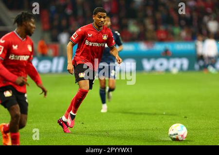 Leverkusen, Deutschland, 05.05.2023: Bayer 04 Leverkusen v. 1. FC Köln, Fußball, 1. Bundesliga, Matchday 31, Staffel 2022/2023, 31.03.2023 Amine Adli (Bayer 04 Leverkusen) bringt den Ball nach vorne DFL-VORSCHRIFTEN VERBIETEN DIE VERWENDUNG VON FOTOS ALS BILDSEQUENZEN UND/ODER QUASI-VIDEO. Kredit: NewsNRW / Alamy Live News Stockfoto