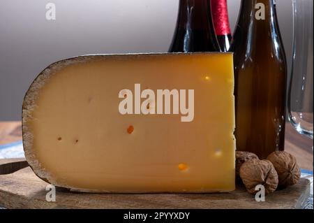 Käse und Bier, belgisches Bier und alter gelber Kuhmilchkäse aus Brügge, Belgien Stockfoto