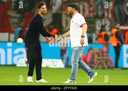 Leverkusen, Deutschland, 05.05.2023: Bayer 04 Leverkusen v. 1. FC Köln, Fußball, 1. Bundesliga, Matchday 31, Staffel 2022/2023, 31.03.2023 Bayer Leverkusen Manager Xabi Alonso schüttelt die Hand mit Kölner Manager Steffen Baumgart in Vollzeit. DFL-VORSCHRIFTEN VERBIETEN DIE VERWENDUNG VON FOTOS ALS BILDSEQUENZEN UND/ODER QUASI-VIDEO. Kredit: NewsNRW / Alamy Live News Stockfoto