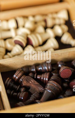 Schachfiguren in einer Box, bereit für das Spiel Stockfoto