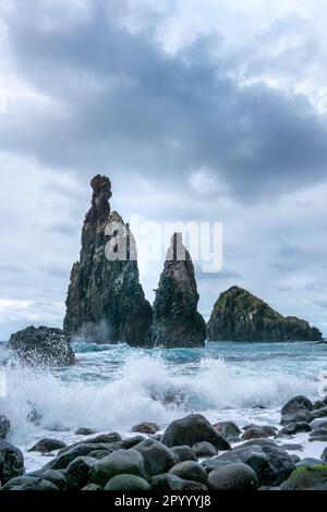 Ein atemberaubender Blick auf die Felsen von Ilheus da Ribeira da Janela in Madeira, Portugal Stockfoto