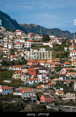 Eine atemberaubende vertikale Landschaftsaufnahme des wunderschönen und malerischen Seixal in Madeira, Portugal Stockfoto