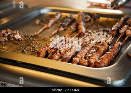 Fleischkebabs kochen auf Barbecue im Park Stockfoto