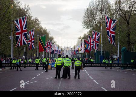London, Großbritannien. 5. Mai 2023 Letzte Vorbereitungen für die Mall vor der Krönung von König Karl III. Und Königin Camilla am Samstag, 6. Mai 2023 Kredit: Kiki Streitberger / Alamy Live News Stockfoto