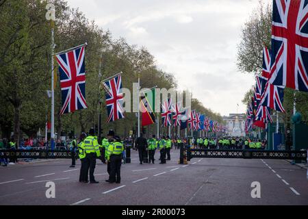 London, Großbritannien. 5. Mai 2023 Letzte Vorbereitungen für die Mall vor der Krönung von König Karl III. Und Königin Camilla am Samstag, 6. Mai 2023 Kredit: Kiki Streitberger / Alamy Live News Stockfoto