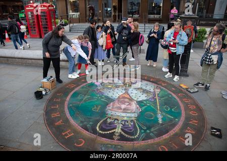 London, Großbritannien. 5. Mai 2023 Der berühmte Streed Artist Julian Beever verbrachte die letzten fünf Tage auf seinen Knien, um ein Porträt des Monarchen zu erstellen, rechtzeitig zur Krönung von König Karl III. Und Königin Camilla am Samstag, den 6. Mai 2023. Heute drohte der Westminster Council dem Künstler, dass sein Werk vor dem großen Tag entfernt würde, um eine bessere Bewegung der Menschen zu ermöglichen. Kredit: Kiki Streitberger / Alamy Live News Stockfoto