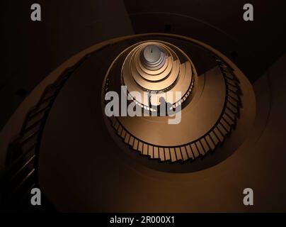 Wendeltreppe in einem hohen mehrstöckigen Haus, in Form eines „goldenen Verhältnisses“, Architektur, Konzert Stockfoto