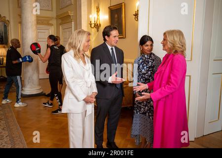 London, Vereinigtes Königreich. 05. Mai 2023. US First Lady Jill Biden, rechts, und Akshata Murty, 2. Rechts, Ehefrau des britischen Premierministers Rishi Sunak, unterhalten sich mit den USA Botschafterin Jane Hartley, Left, und britischer Minister für Veteranenangelegenheiten, Johnny Mercer, Center, anlässlich einer Veranstaltung zu Ehren einer Veteranen-Boxorganisation in der Downing Street 10, 5. Mai 2023 in London, Großbritannien. Kredit: Erin Scott/White House Photo/Alamy Live News Stockfoto