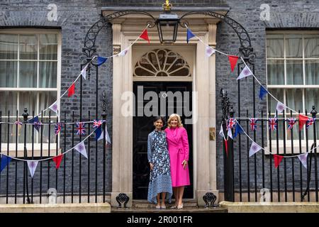 London, Vereinigtes Königreich. 05. Mai 2023. US First Lady Jill Biden, rechts, posiert mit Akshata Murty, links, Ehefrau des britischen Premierministers Rishi Sunak, vor dem Residenz des Premierministers in Nr. 10 Downing Street, 5. Mai 2023 in London, Großbritannien. Die First Lady ist in London zur Krönung von König Karl III. Und Königin Camilla im Namen der Vereinigten Staaten von Amerika. Kredit: Erin Scott/White House Photo/Alamy Live News Stockfoto