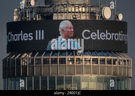 London, Großbritannien. 5. Mai 2023 Krönung: BT Tower in Fitzrovia zeigt eine Nachricht am Vorabend der Krönung von König Karl III Kredit: Guy Corbishley/Alamy Live News Stockfoto