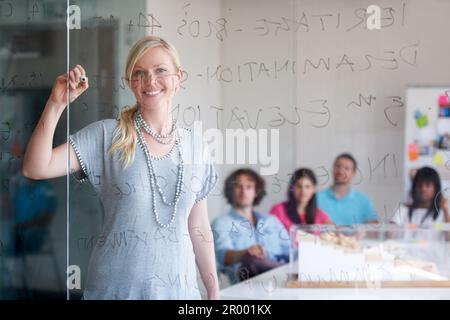 Ich halte diese Präsentationen gern. Eine Geschäftsfrau, die eine Präsentation im Sitzungssaal hält. Stockfoto
