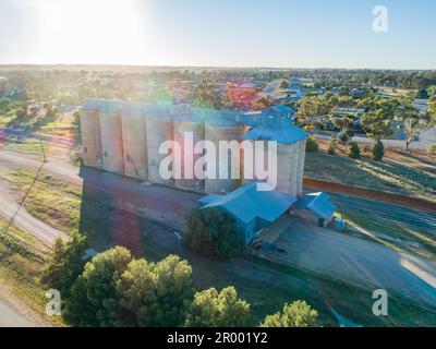 Sonnenerscheinungen über australischen Getreidesilos in einer ländlichen australischen Stadt Stockfoto