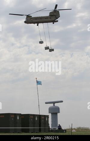 Ein CH-47 Chinook Helikopter der Firma B, 1-376. Aviation Regiment startet mit seiner Traglast, während die Flagge der Royal Canadian Air Force während des Trainings Maple Resolve 2018 in Wainwright, Alberta, Kanada, unter der Flagge fliegt. (Foto der Nebraska National Guard von Staff Sgt. Herschel Talley) Stockfoto