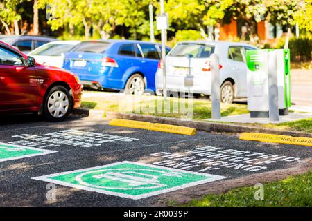 Parkplatzschild „nur elektrische Aufladung“ auf der Straße auf dem Parkplatz in Newcastle, Australien Stockfoto