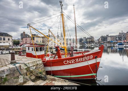 Blick auf Vieux-Bassin, den alten Hafen von Honfleur, Departement Calvados; Normandie, Frankreich Stockfoto