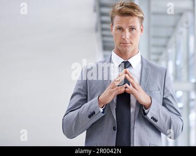 Er ist ein schlauer Stratege. Abgeschnittenes Bild eines Geschäftsmannes, der mit den Händen vor seiner Brust steht. Stockfoto