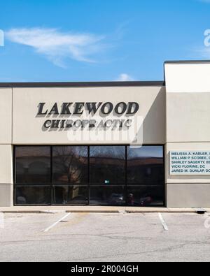 Außenfassade des Lakewood Chiropractic Medical Office ein Schild Werbeliste von Ärzten in Wichita, Kansas, USA. Stockfoto