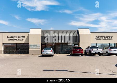 Medical Strip Mall Außenfassade der Lakewood Chiropractic and Dentistry Büros in Wichita, Kansas, USA. Stockfoto